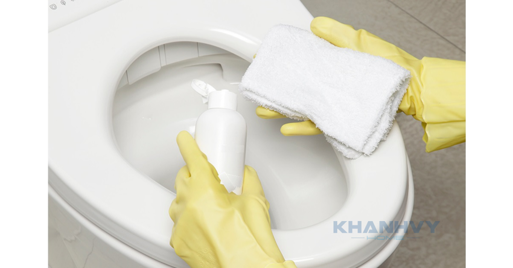 Vệ sinh bàn cầu đúng cách để giữ sản phẩm bền đẹp