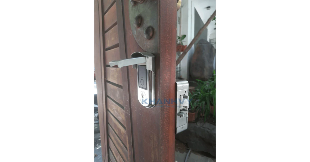 Khóa cổng vân tay PHGlock FE38-S-BDC được làm từ chất liệu inox bền bỉ, có khả năng chống nước, chống cạy phá, chịu được tác động của thời tiết