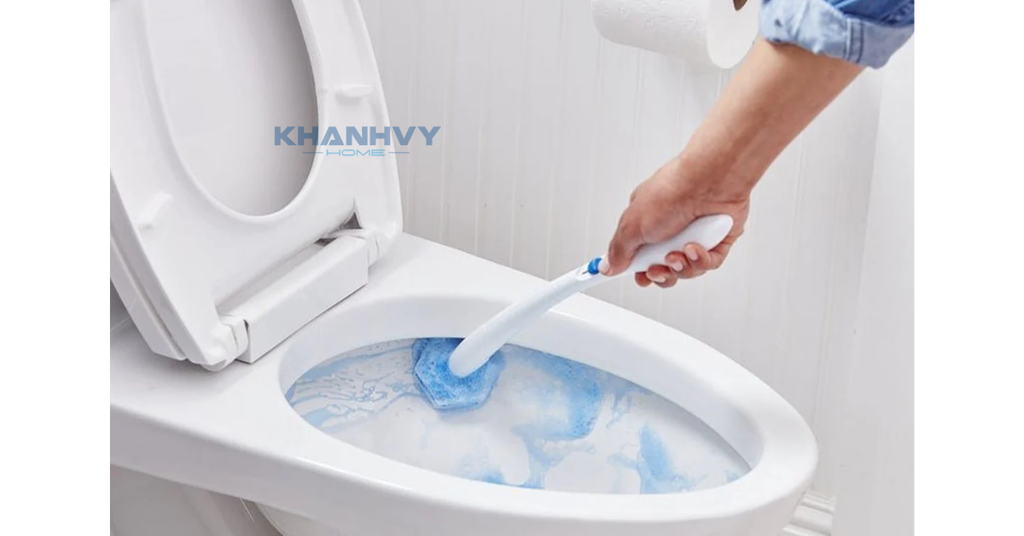 Vệ sinh định kỳ giúp bồn cầu luôn sạch đẹp