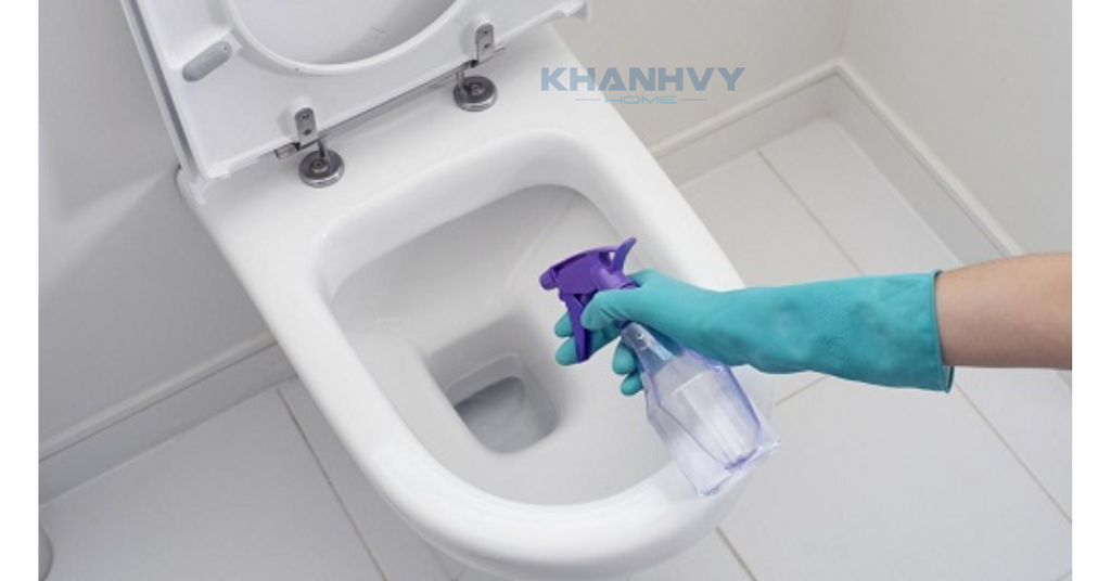 Vệ sinh định kỳ để bồn cầu luôn được sạch sẽ