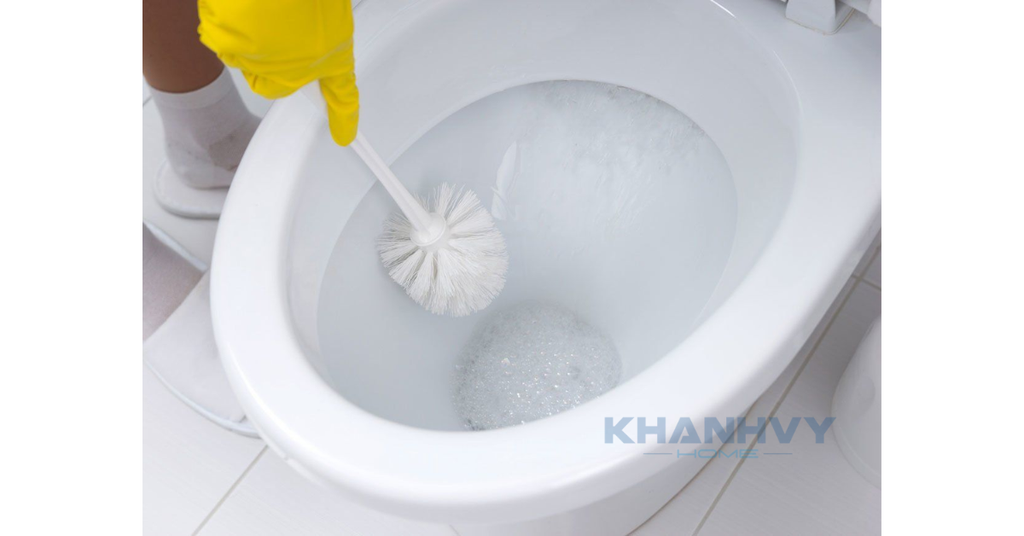 Vệ sinh định kỳ để bồn cầu luôn được sạch sẽ