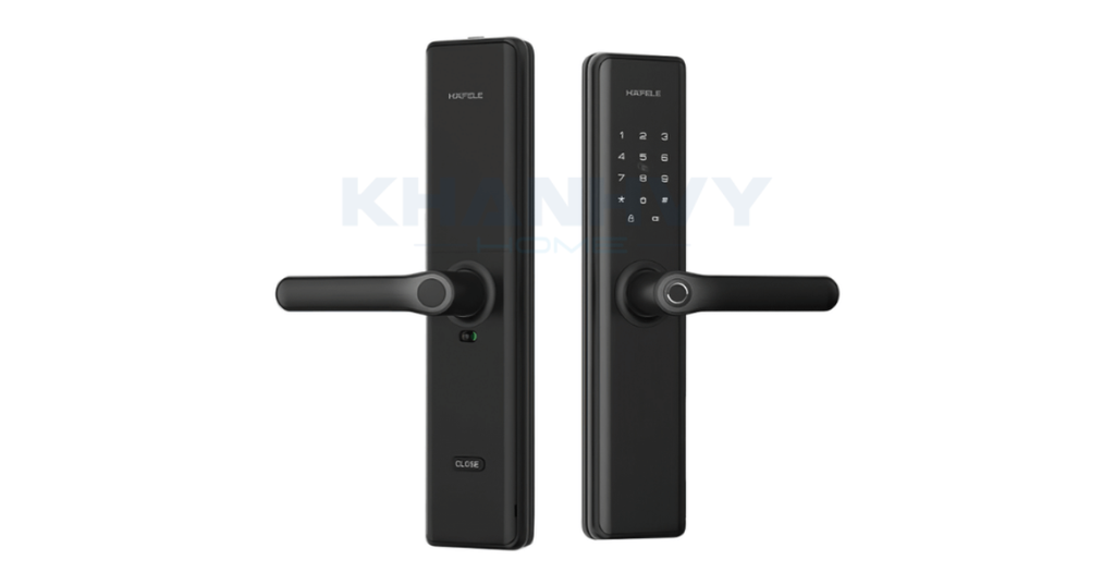 Khóa điện tử Hafele DL7600 912.20.230 lắp đặt trên cửa gỗ, nổi bật với thiết kế đen mờ tinh tế