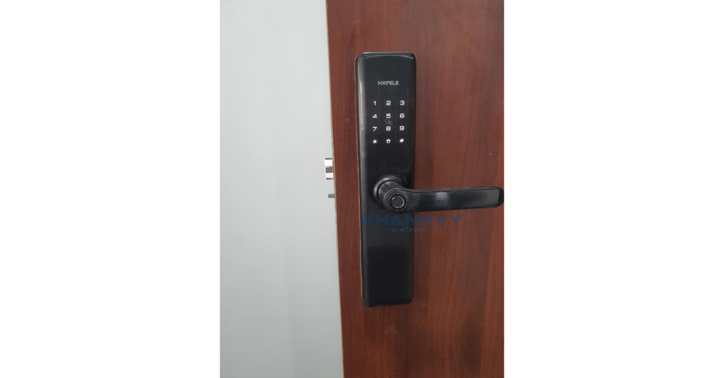 Cận cảnh cảm biến vân tay và bàn phím số hiện đại trên Hafele DL7600