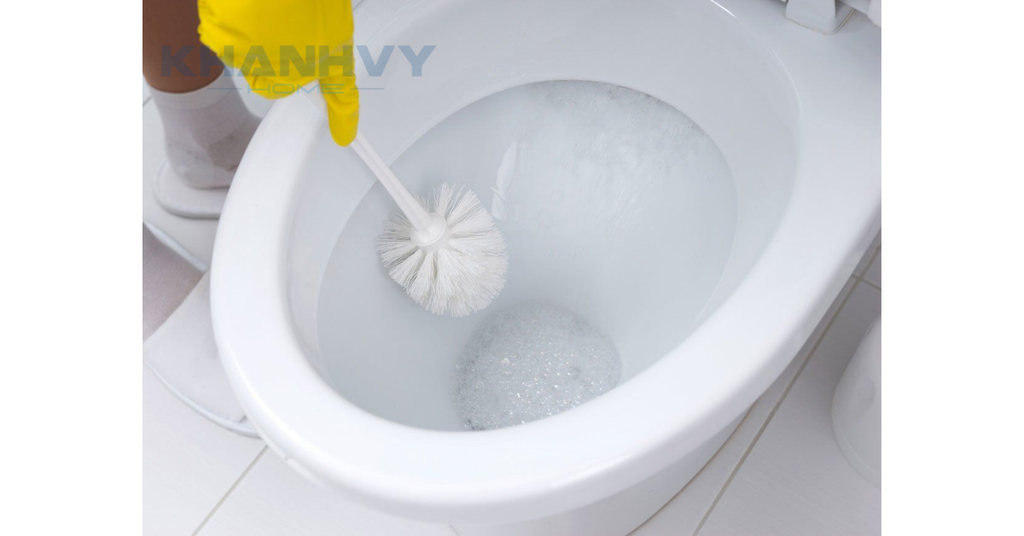 Vệ sinh định kỳ giúp bồn cầu luôn sạch đẹp