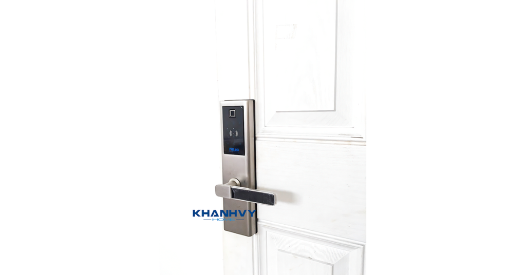 Cận cảnh sản phẩm khóa vân tay PHGlock FP8161 được gắn lên cửa