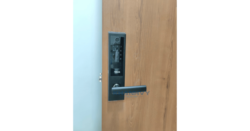 Cận cảnh sản phẩm khóa vân tay PHGlock FP7203B - L (mở trái) App ở thực tế