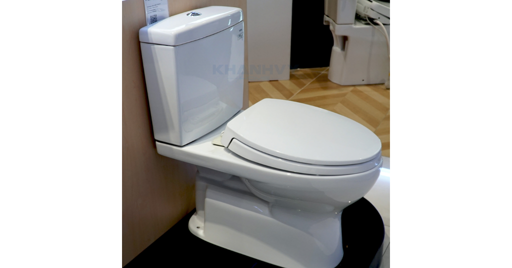 Bàn cầu hai khối TOTO CS320DRT2 được làm từ chất liệu men sứ cao cấp