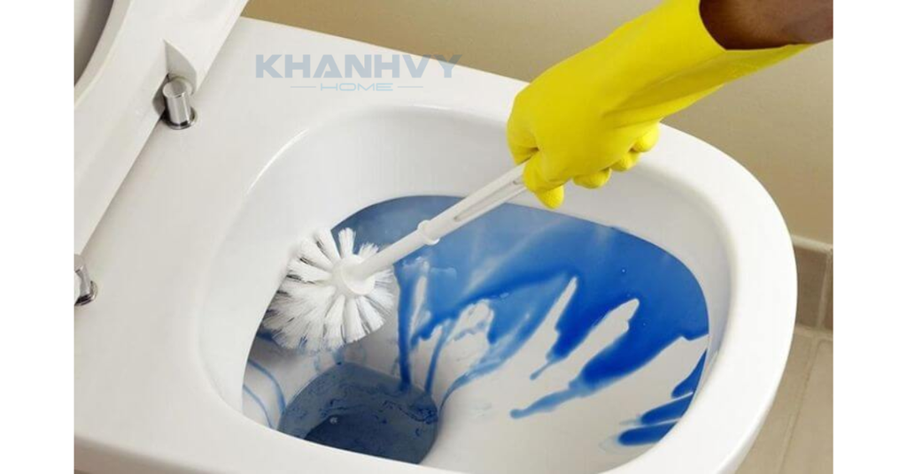 Vệ sinh bồn cầu đúng cách để giữ sản phẩm bền đẹp