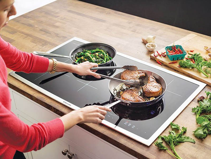 Bếp điện từ Electrolux đa vùng nấu