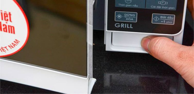 Lò vi sóng có nút “Grill” là có thể nướng được bánh