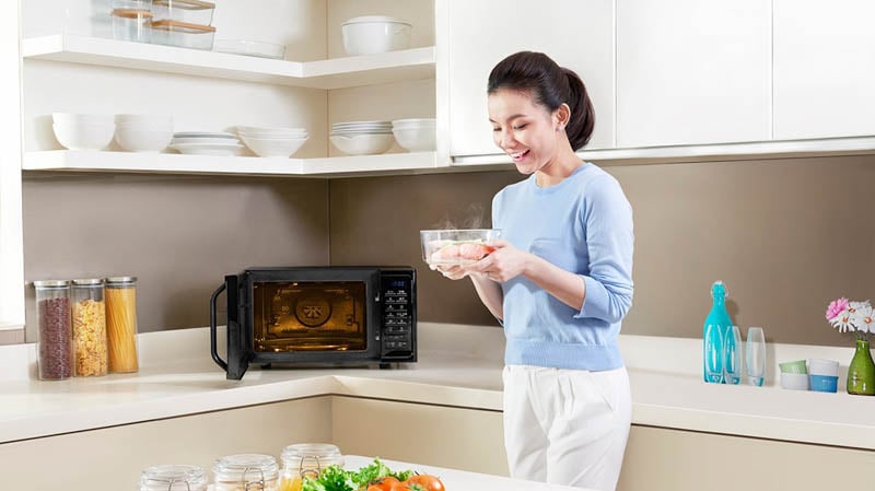 Bạn nên mua lò vi sóng có nướng nếu cần thiết bị đa năng, tiết kiệm không gian