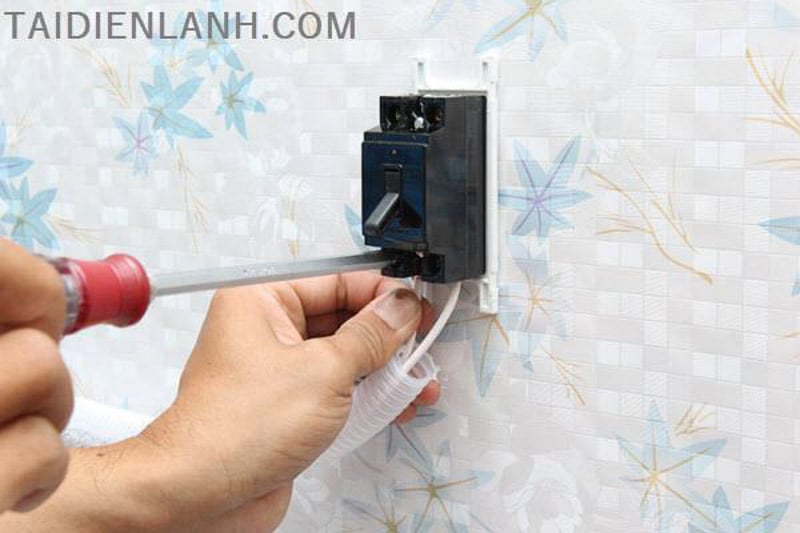 Sử dụng công tắc để tắt/mở máy lạnh 