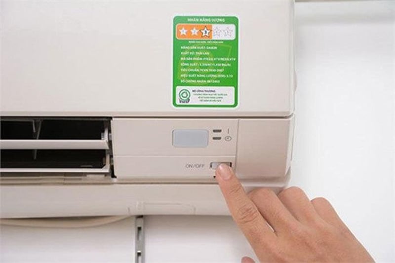 Tùy dòng máy lạnh khác nhau mà nút nguồn có vị trí khác nhau