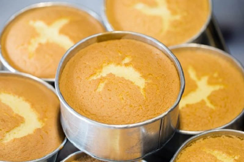 Bánh bông lan xốp, nhẹ, mịn là món ăn được nhiều trẻ em cực kỳ ưa thích trong các dịp đặc biệt của gia đình
