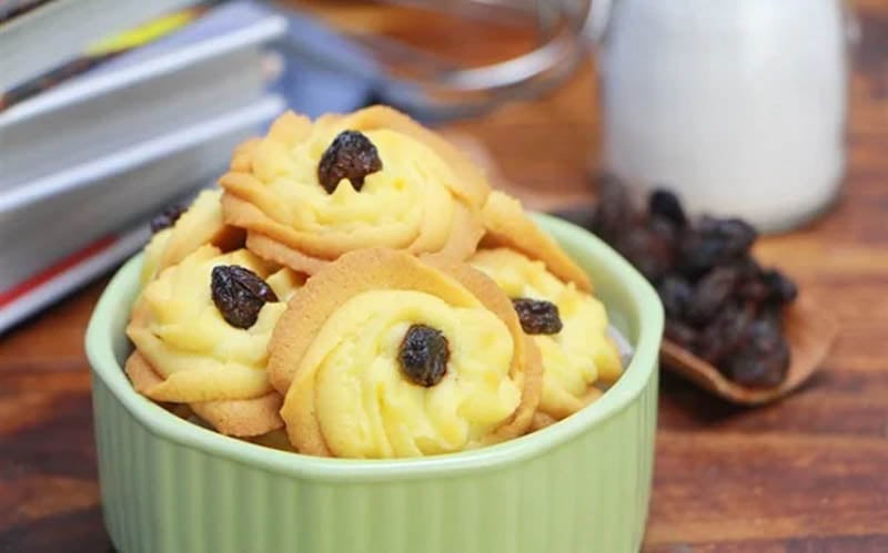 Bánh cookie (hay bánh quy bơ) vàng rụm điểm thêm ít mứt hoa quả là lựa chọn không tồi cho một ngày cuối tuần thảnh thơi