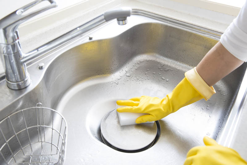 Vệ sinh chậu rửa chén Garis luôn sáng bóng như mới