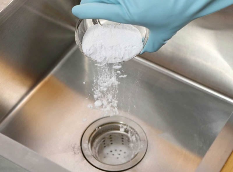 Sử dụng bột Baking soda để cọ rửa chậu rửa chén Garis