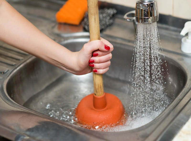 Dùng pít tong để xử lý chậu rửa Garis bị nghẹt