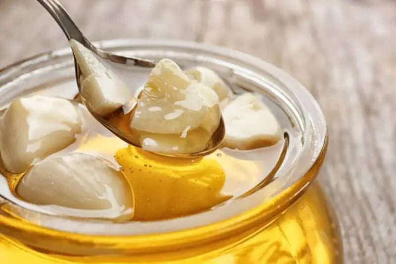 Những lưu ý khi sử dụng tỏi ngâm mật ong
