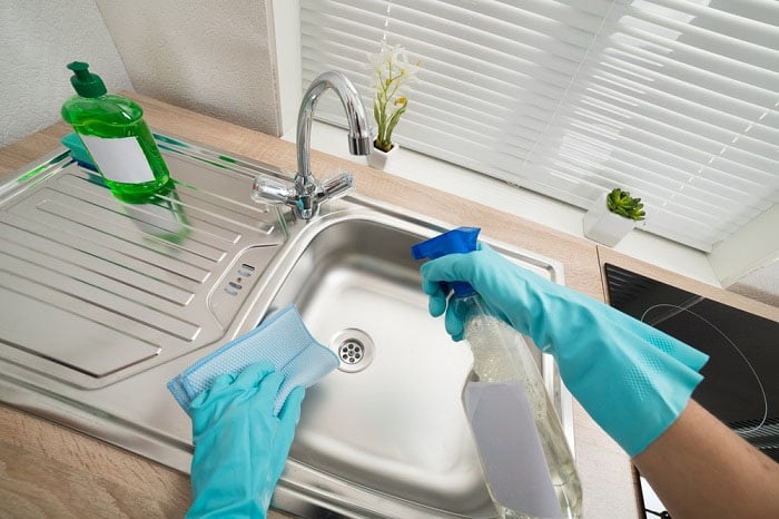 Sử dụng nước lau kính để đánh bóng inox