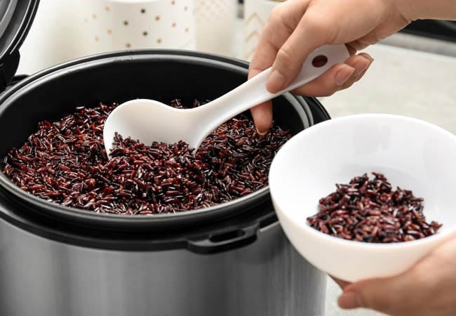 Nấu cơm gạo lứt bằng nồi cơm điện