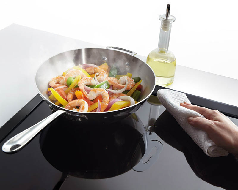 Bảng điều khiển bị ướt hoặc dính bụi bẩn