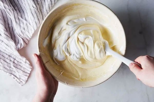  Trộn bột bánh thật mịn