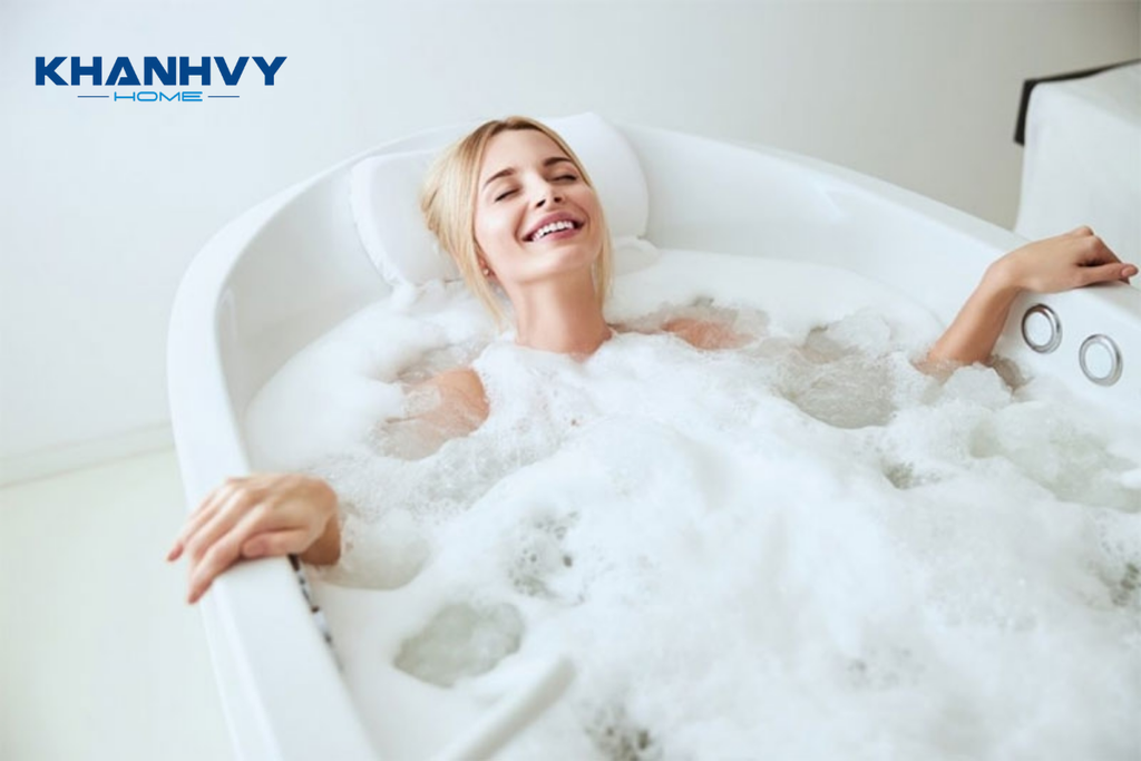 Tắm bồn giúp giảm đau mỏi vai gáy