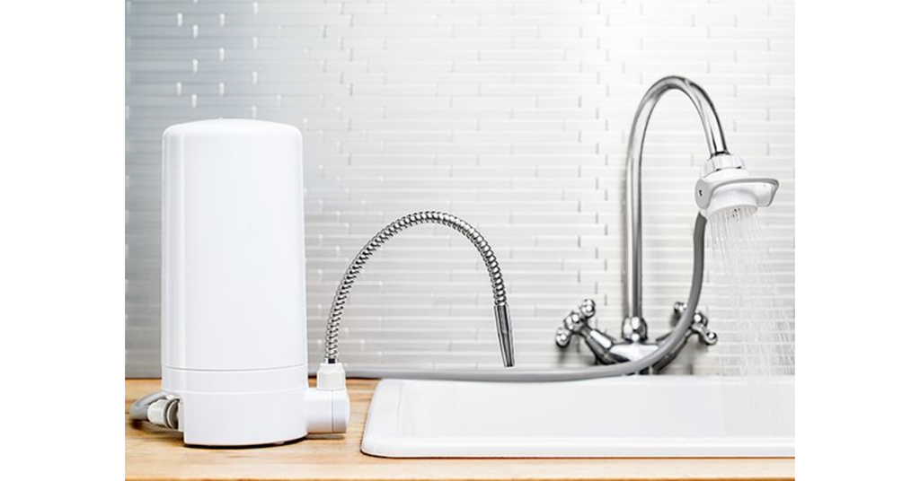 Thiết kế nhỏ gọn, dễ dàng lắp đặt trên bồn rửa