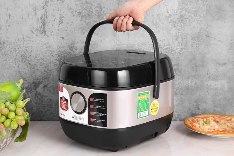 Nồi cơm điện Toshiba có thiết kế sang trọng, phù hợp với mọi không gian bếp