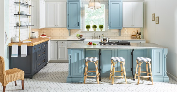 Tủ bếp trắng xanh pastel nhẹ nhàng tinh tế có quầy bar