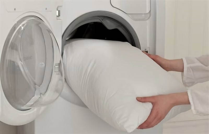 Cần kiểm tra kỹ chất liệu của ruột gối trước khi giặt 
