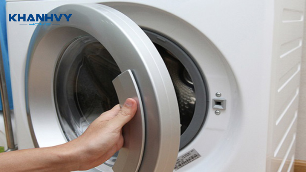 Mở cửa máy giặt để thoáng khí