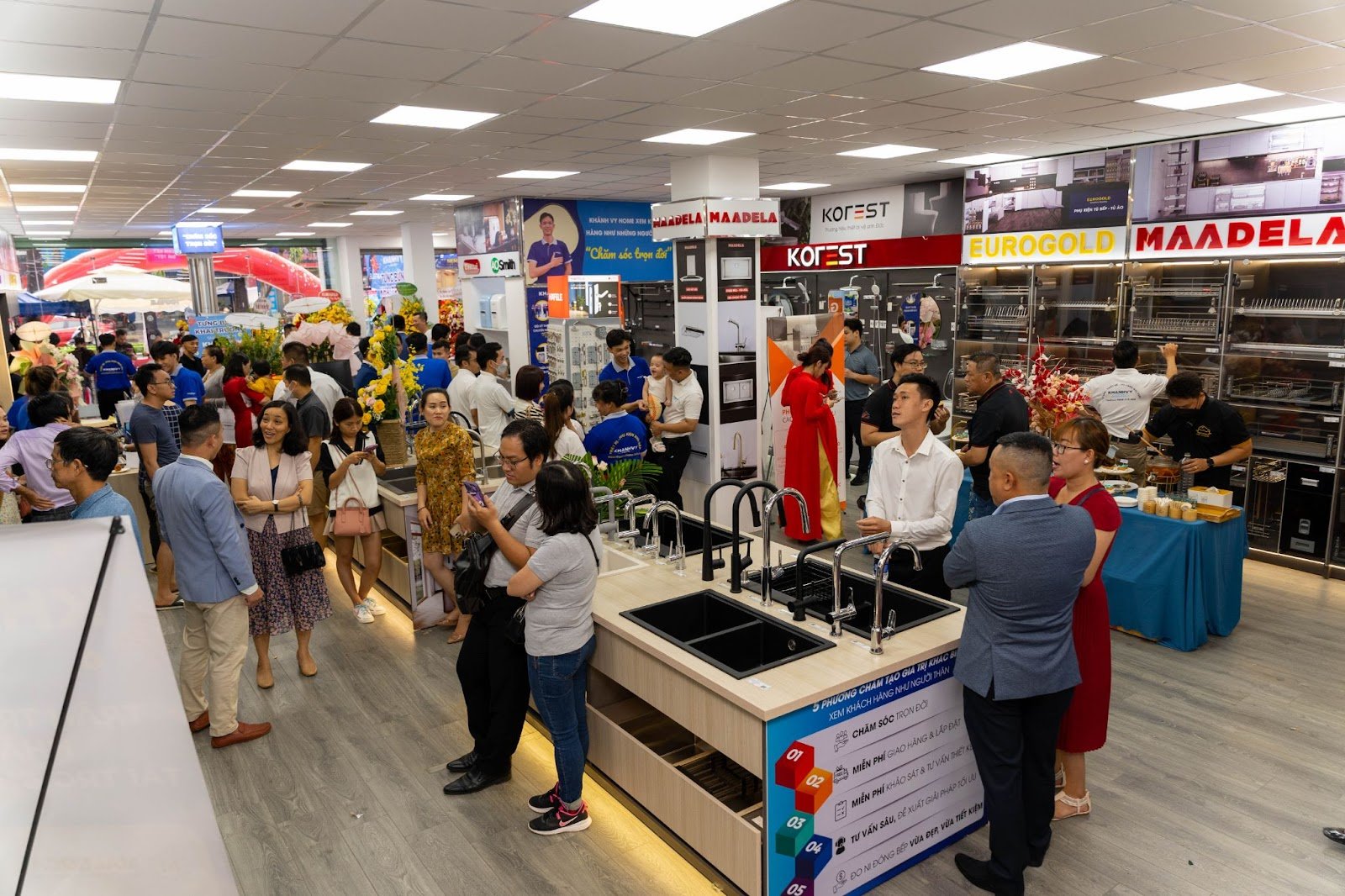Đông đảo khách hàng checkin tại sự kiện khai trương