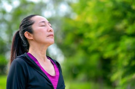 hít thở sâu hỗ trợ giảm huyết áp