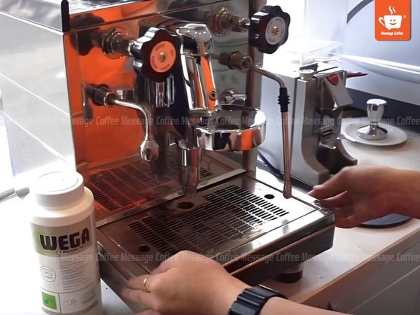 vệ sinh khay nước thải