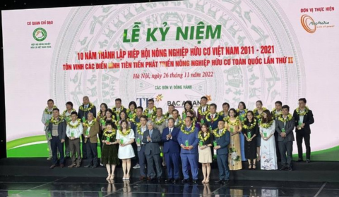 Phan Nguyễn nhận cúp vàng sức khoẻ về cộng đồng