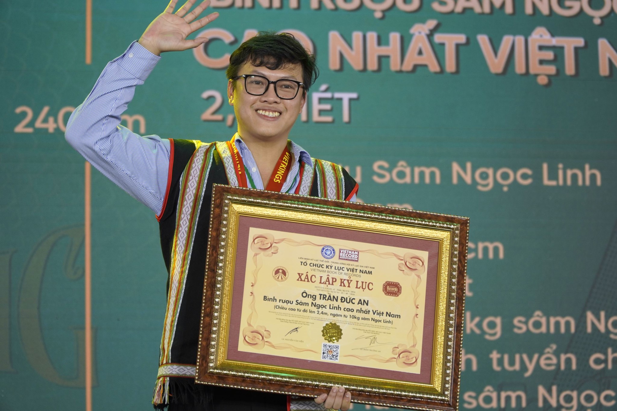Xác lập kỷ lục Việt Nam: Bình rượu Sâm Ngọc Linh cao 2,4m, ngâm 10kg củ sâm quý