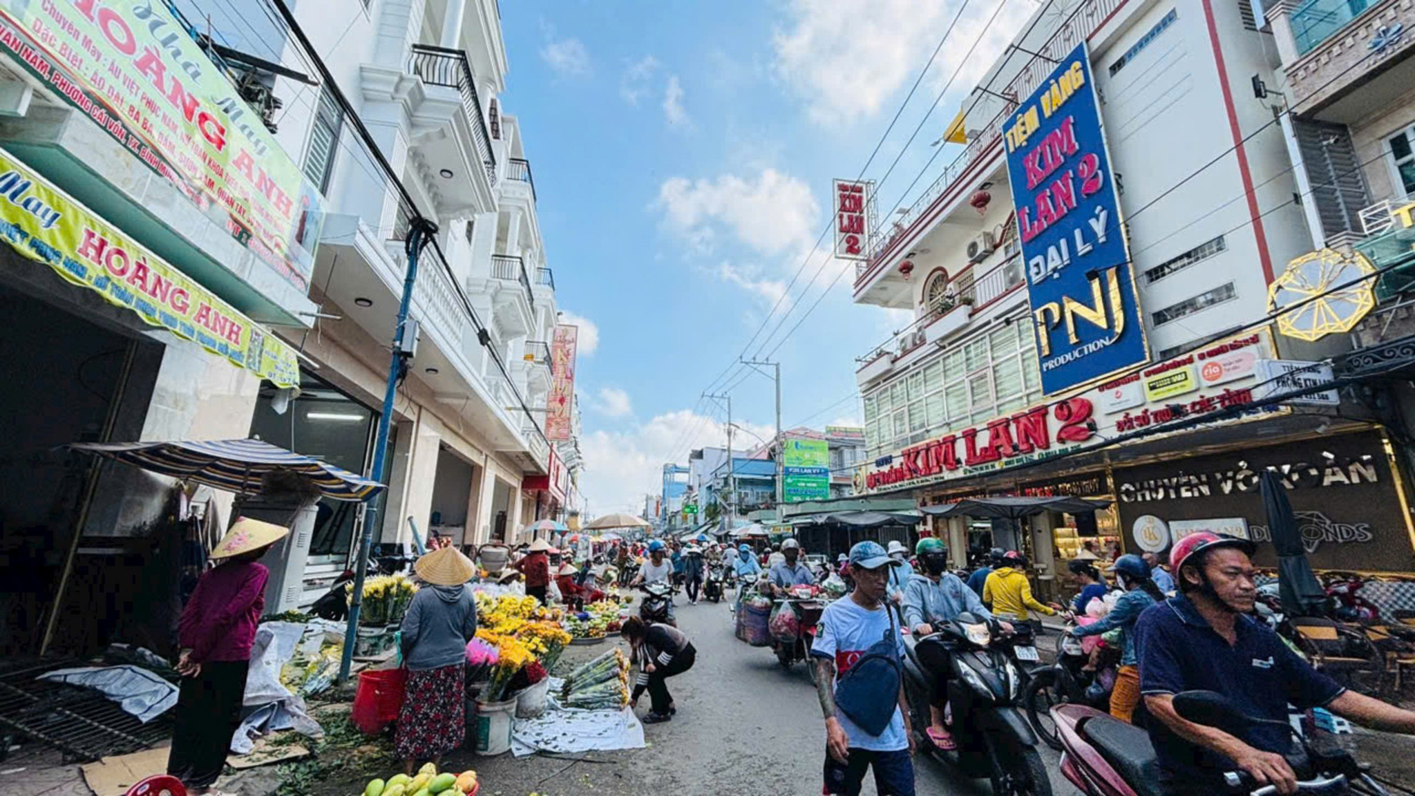 Nhà phố thương mại mặt tiền chợ được nhà đầu tư săn lùng
