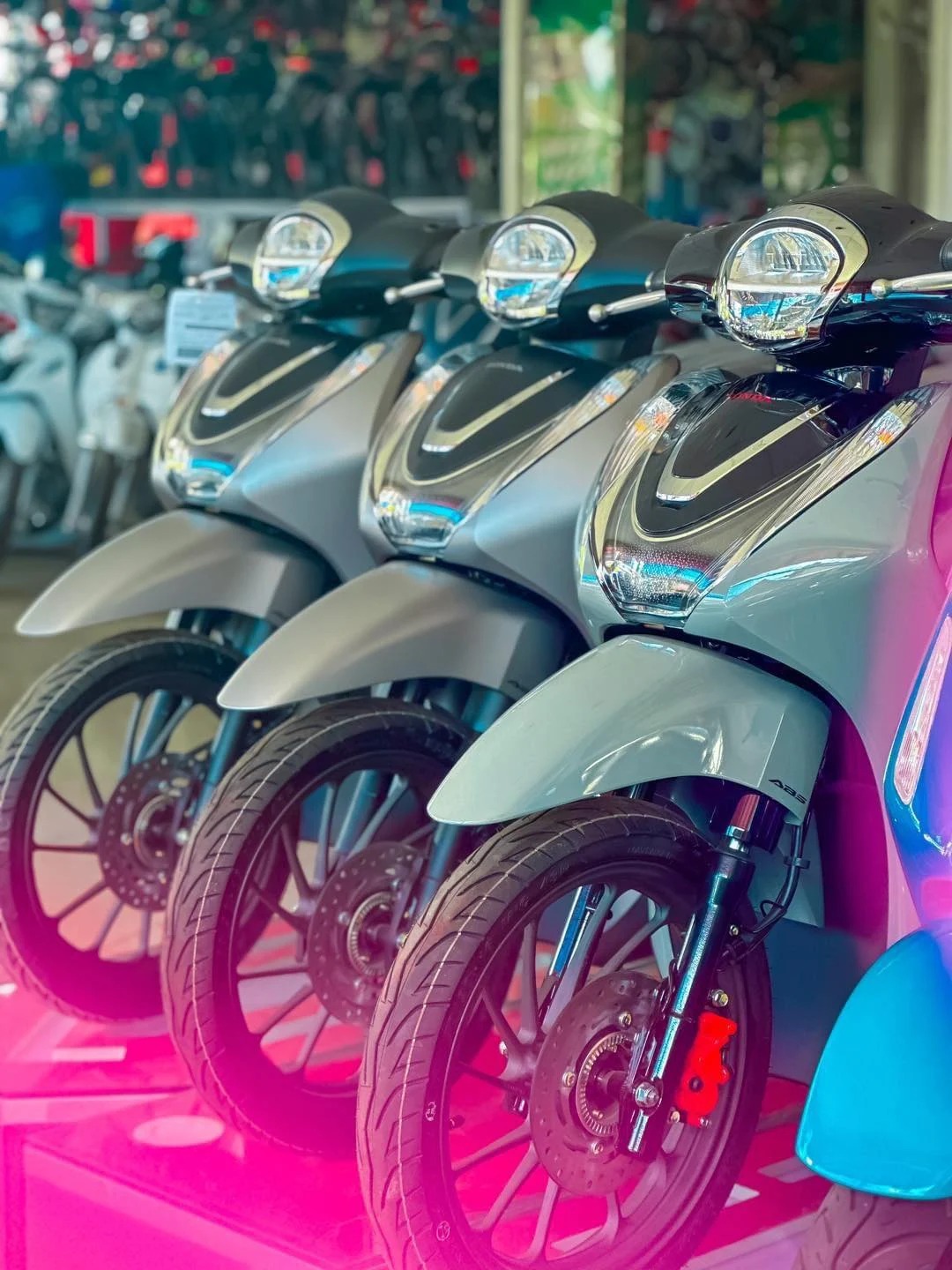 Mua Xe Ga Tầm Giá 60 Triệu Chị Em Nên Chọn Honda Sh Mode Hay Piaggio Liberty