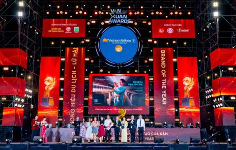 Vietnam Airlines "Lập Cú Đúp" Với Hai Giải Thưởng Tại Đêm Trao Giải Vạn Xuân Awards 2024