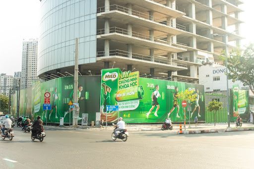 Quảng Cáo Hàng Rào Là Gì? Top Vị Trí Biển Quảng Cáo Ngoài Trời Hiệu Quả