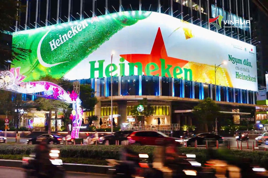 Quảng Cáo Ngoài Trời (OOH) Là Gì? Giải Mã Toàn Tập Từ A-Z Cùng Chuyên Gia VINAMA