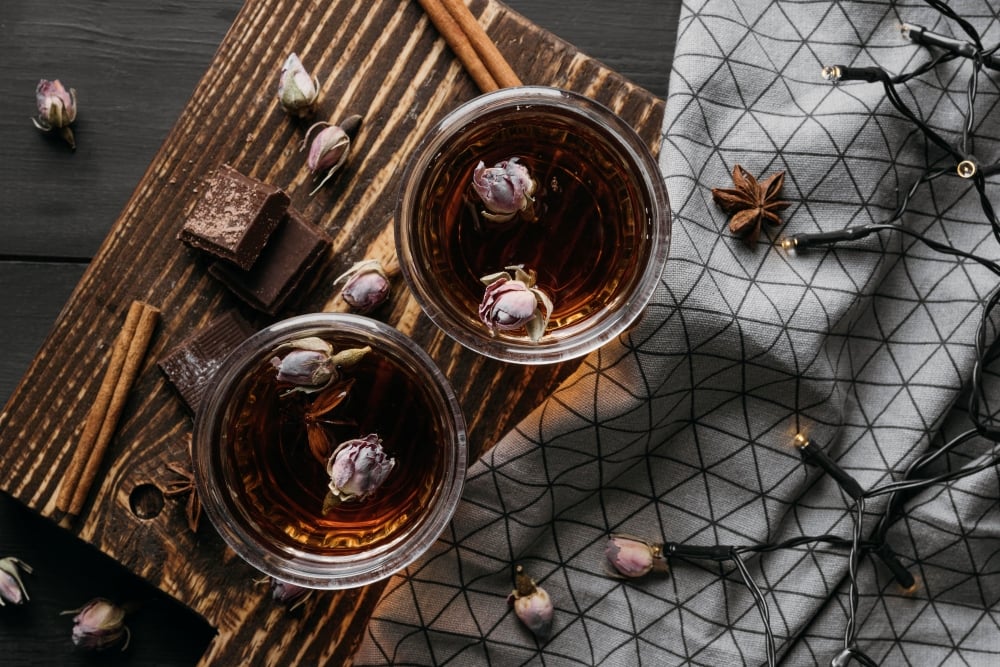 Uống Trà Vào Buổi Tối Có Tốt Không? Những Lưu Ý Quan Trọng Cho Người Dễ Mất Ngủ