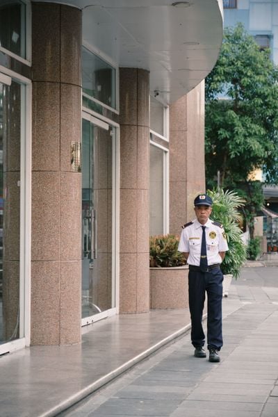 LÝ DO NÊN THUÊ NHÂN VIÊN BẢO VỆ CHUYÊN NGHIỆP – AN TOÀN HƠN, YÊN TÂM HƠN!