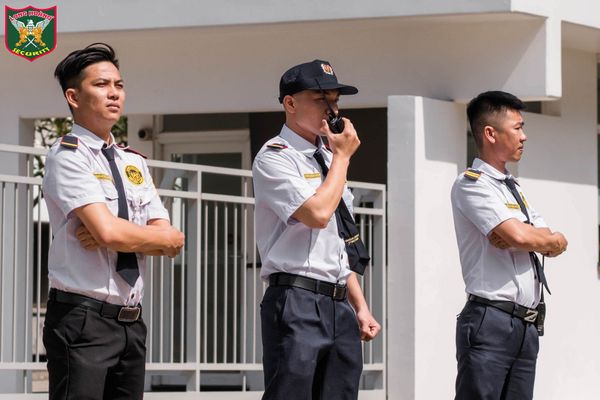 Lý Do Nhân Viên Bảo Vệ Là Tuyến Phòng Thủ Đầu Tiên Trong Trường Học