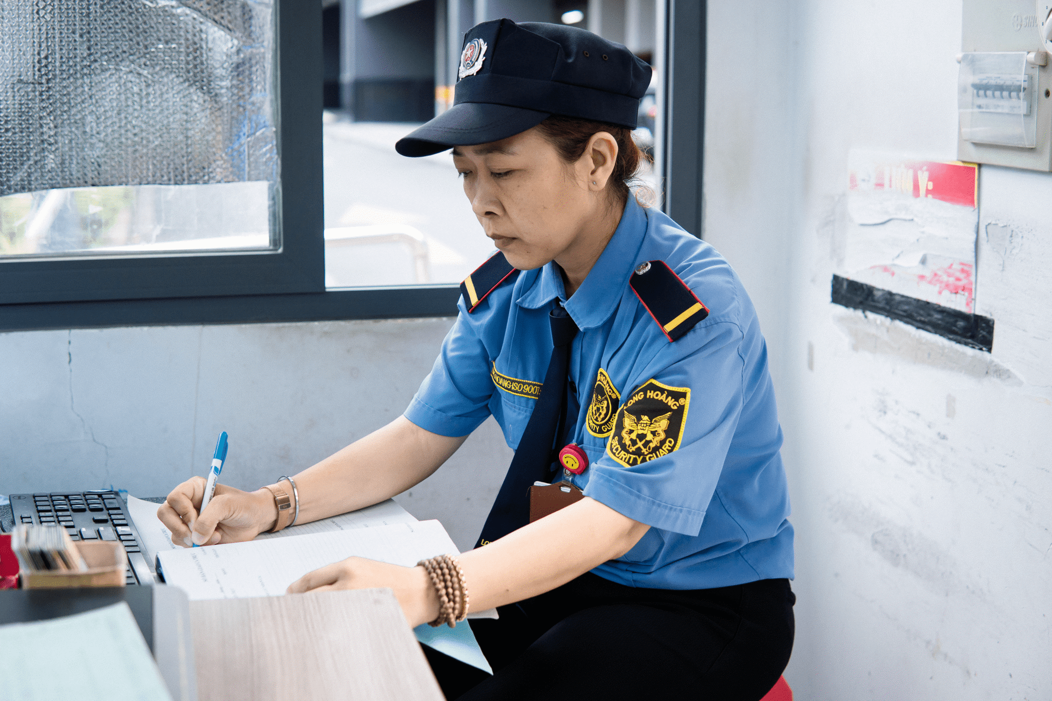 Nhân Viên Bảo Vệ Nữ – Sự Kết Hợp Giữa Tinh Thần Chuyên Nghiệp Và Sự Tận Tâm