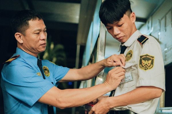 Nên thuê công ty bảo vệ hay tự tuyển?