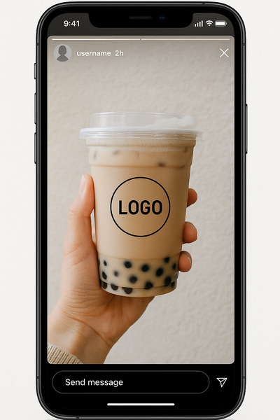 Khách hàng chia sẻ hình ảnh ly trà sữa có logo trên mạng xã hội