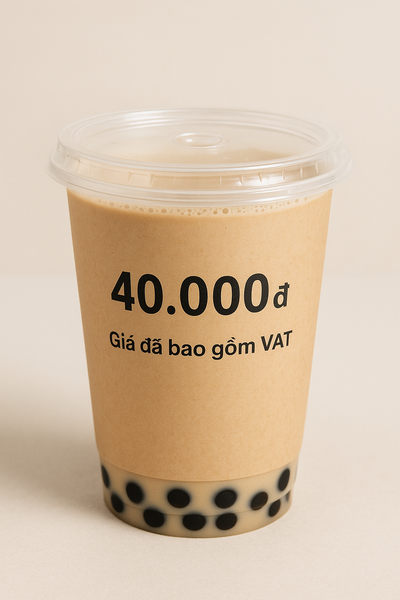 Ly trà sữa có in sẵn giá bán và VAT, thể hiện sự minh bạch giá cả.